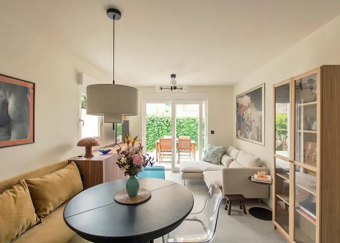 Design Coastal Garden Apartment